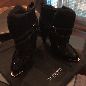 Only worn a few times, comes with dust bag and box